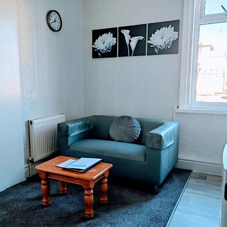 Seahawk Holiday Apartments Кливлис Экстерьер фото