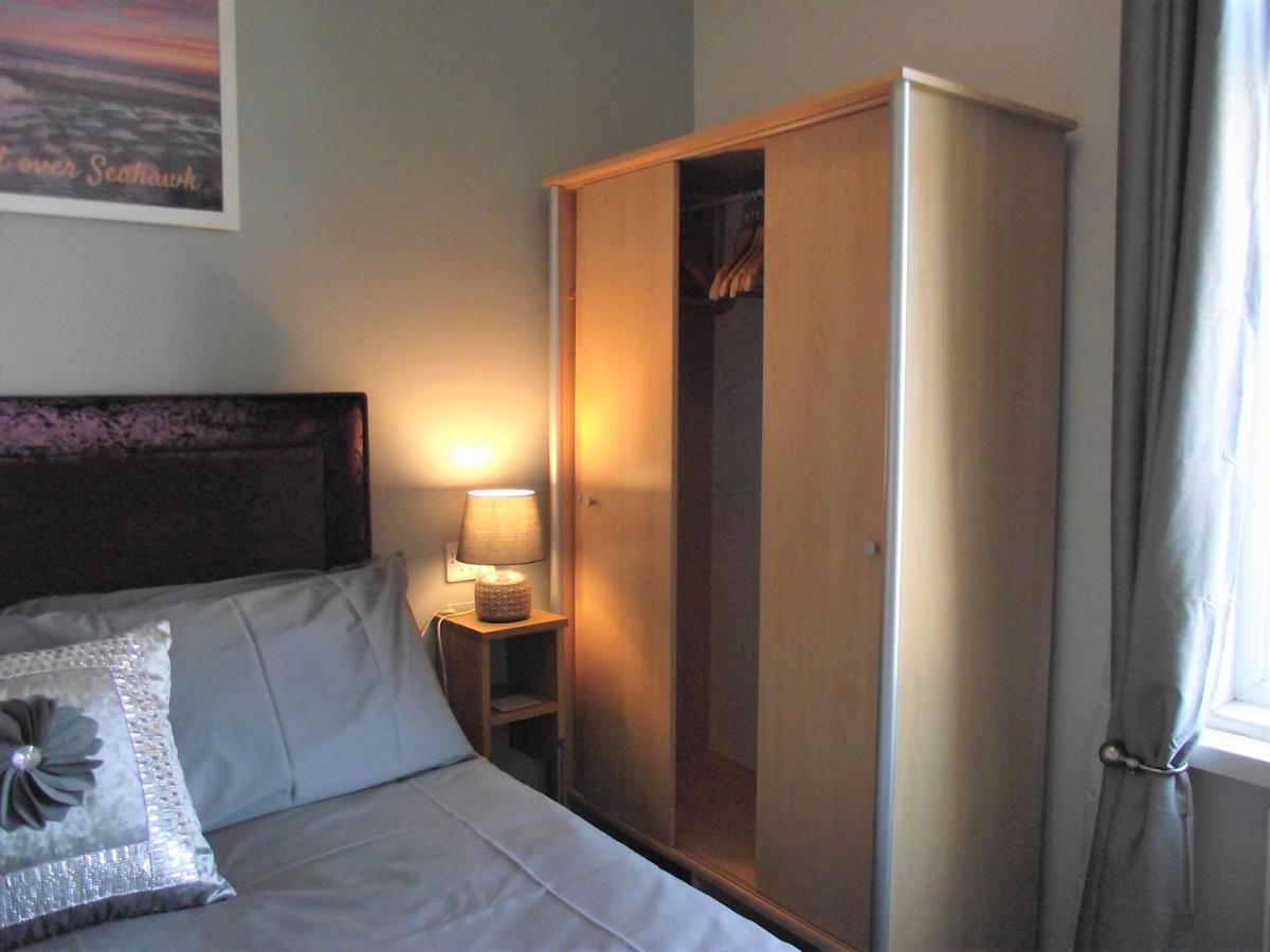 Seahawk Holiday Apartments Кливлис Экстерьер фото