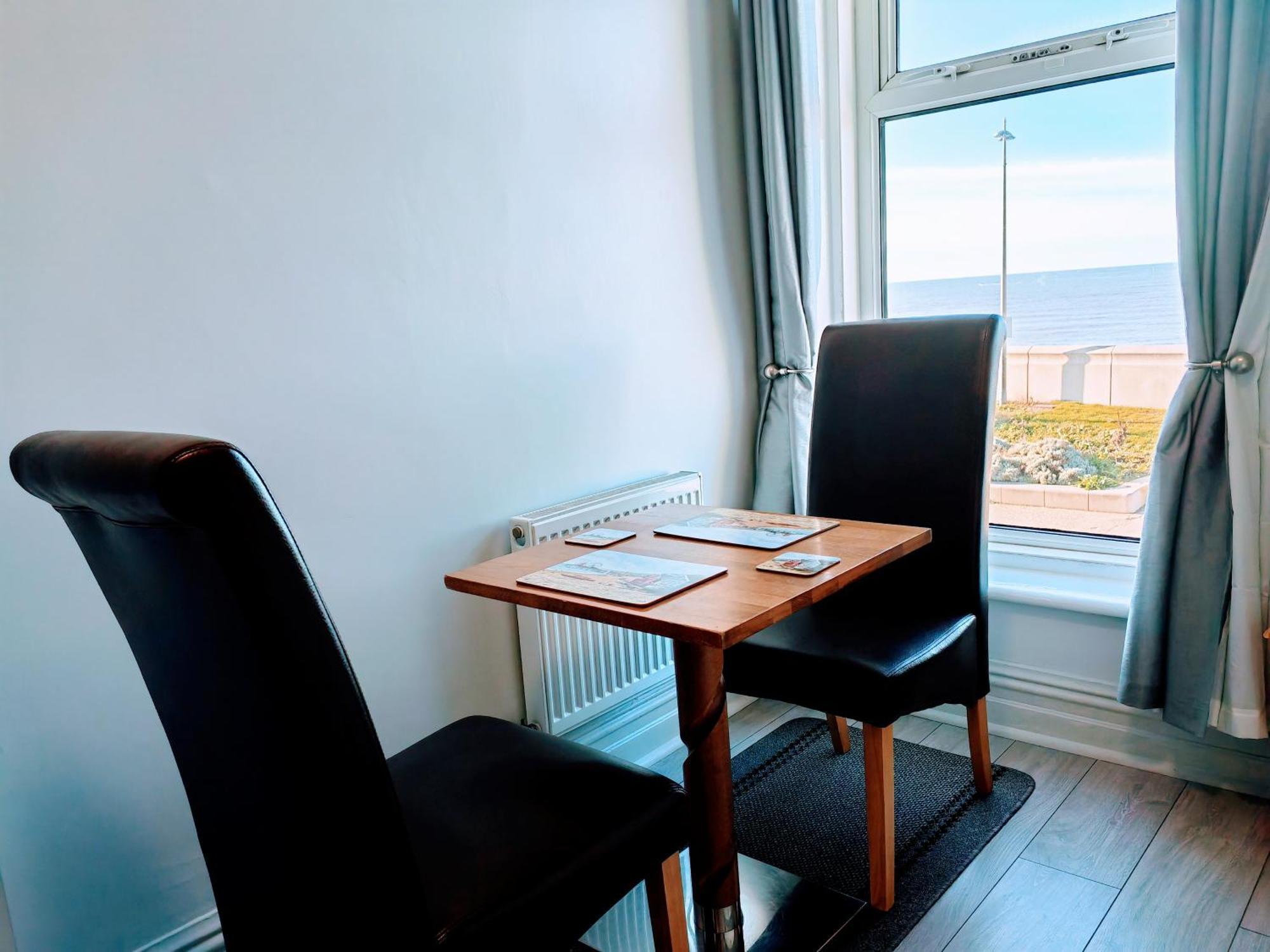 Seahawk Holiday Apartments Кливлис Экстерьер фото