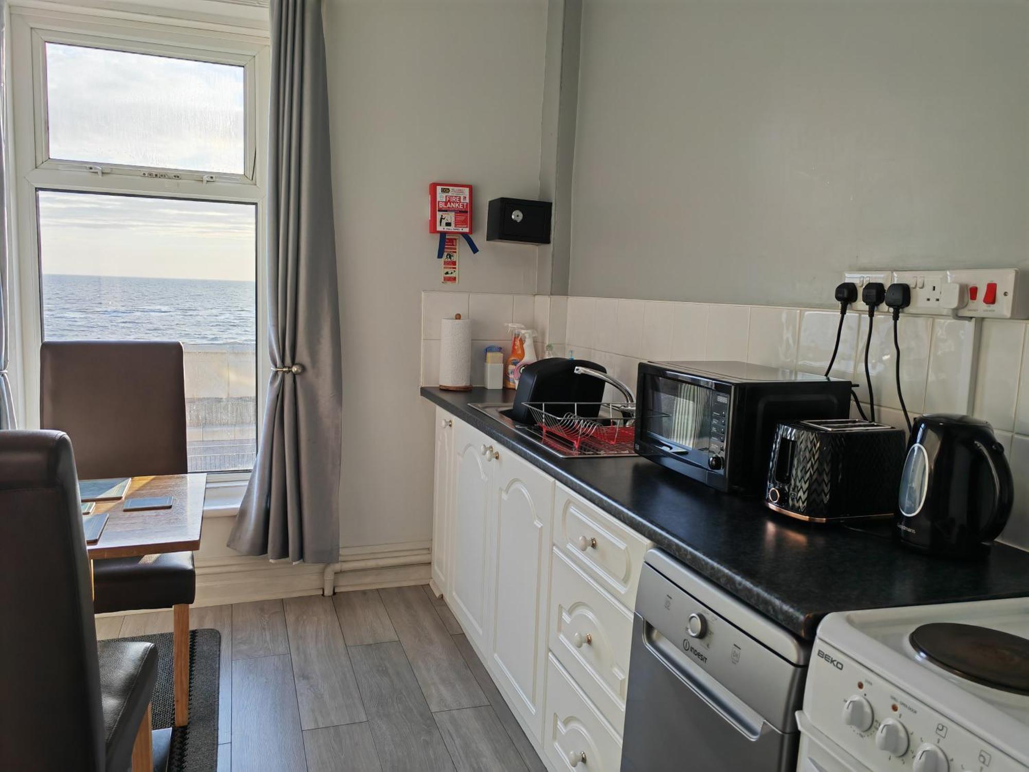 Seahawk Holiday Apartments Кливлис Экстерьер фото