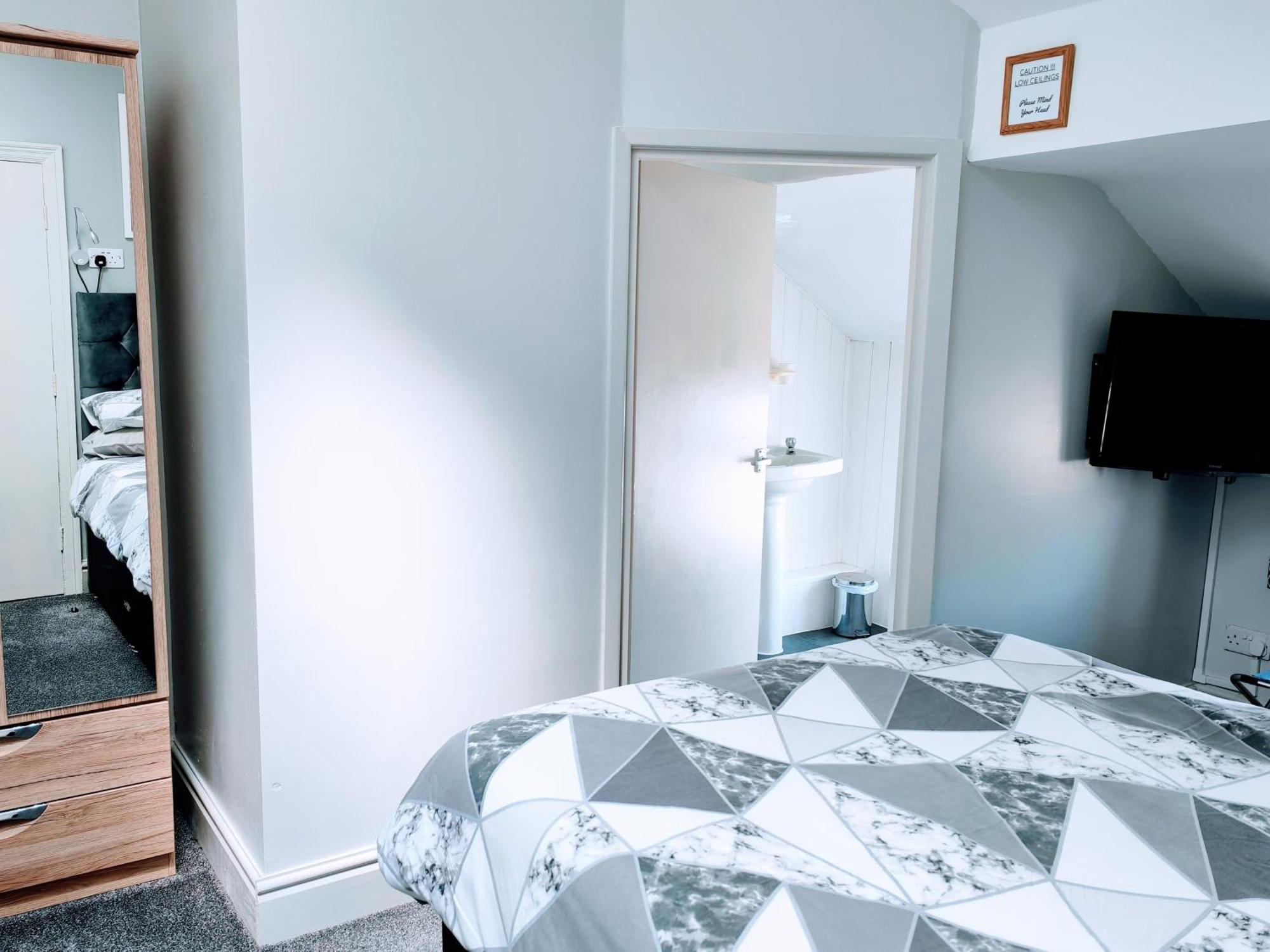 Seahawk Holiday Apartments Кливлис Экстерьер фото